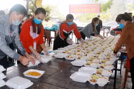 Trung bình mỗi ngày tổ hậu cần chuẩn bị trên 700 suất ăn cung cấp cho những người đi cách ly tập trung và một số người tham gia các chốt kiểm soát dịch.