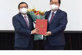 Ông Lại Xuân Môn nhận quyết định và hoa chúc mừng từ Bí thư Trung ương Đảng, Trưởng Ban Tuyên giáo Trung ương Nguyễn Trọng Nghĩa