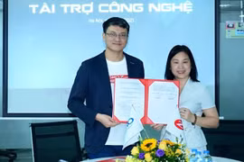 Đại diện GMO-Z.com Runsystem (bìa trái) và VINASA tại lễ ký kết.