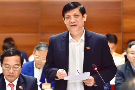 GS.TS Nguyễn Thanh Long chủ trì cuộc họp khẩn về chống dịch COVID-19 ngay tại nơi diễn ra Đại hội Đảng XIII. Ảnh; Cao Tuân