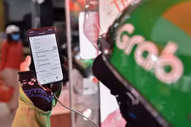Tài xế tình nguyện của Grab nhận đơn GrabMart của người dân TP. Thủ Đức.