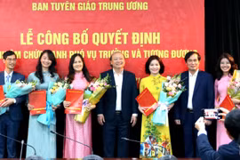 Ông Vũ Quý Cường (ngoài cùng bên trái) và bà Nguyễn Thị Mỹ Linh (thứ năm từ bên trái) nhận hoa và quyết định bổ nhiệm cán bộ