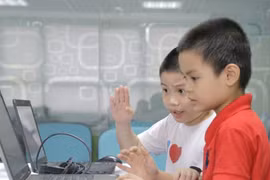 Trẻ em cần được giải thích rằng tất cả thông tin nhạy cảm chỉ có thể được chia sẻ với những người trẻ biết ngoài đời thực.