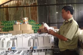 Lực lượng chức năng kiểm tra thực tế sản phẩm
