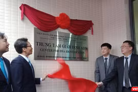 Phó Thủ tướng Chính phủ Vũ Đức Đam cùng ông Phan Xuân Dũng - Chủ nhiệm Ủy ban Khoa học công nghệ và môi trường của Quốc hội và đại diện các bộ, ngành khai trương Trung tâm Giám định ADN.