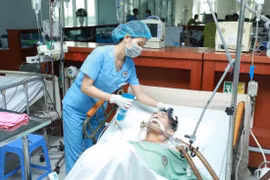 Bác sĩ của Bệnh viện chăm sóc cho một trường hợp bệnh nhân phải thở máy.