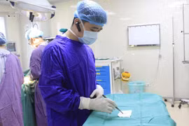 Bác sĩ gắp mẩu xương cá ra ngoài sau khi nội soi cho bệnh nhân.