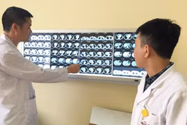 TS Nguyễn Khắc Kiểm trao đổi cùng đồng nghiệp về tình trạng bệnh của chị Lò Thị V.
