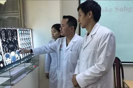 Nhóm bác sĩ của Bệnh viện Trung ương Quân đội 108 xem phim chụp của bệnh nhân đột quỵ