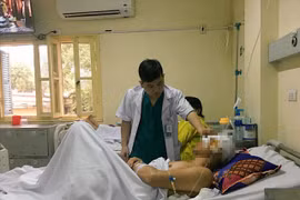 Bác sĩ chăm sóc cho bệnh nhân sau mổ
