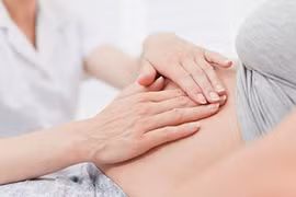 Thai phụ nên đi khám định kỳ để phòng ngừa những rủi ro có thể xảy đến.