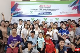 Các thí sinh chụp ảnh cùng với ban tổ chức cuộc thi.