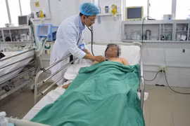 Bác sĩ của Bệnh viện đa khoa Trung ương Cần Thơ chăm sóc cho bệnh nhân T.