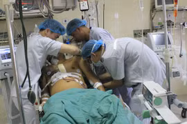 Nhóm bác sĩ của Bệnh viện E chăm sóc cho bệnh nhân sau phẫu thuật.