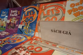 Một cuốn sách Tiếng Anh giả giống hệt với sách thật đang được sử dụng trong một số nhà trường của bậc giáo dục phổ thông.