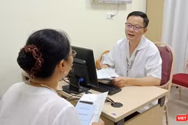 PGS.TS. Đỗ Trường Thành - Trưởng khoa Phẫu thuật tiết niệu, Bệnh viện Hữu nghị Việt Đức khám cho bệnh nhân.