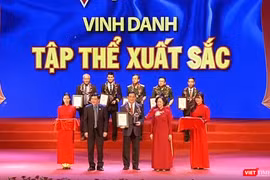 Ông Lương Ngọc Khuê - Cục trưởng Cục Quản lý Khám, chữa bệnh nhận giải thưởng tập thể xuất sắc tại Chương trình Vinh quang Việt Nam 2019.