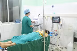 Bác sĩ của Bệnh viện đa khoa tỉnh Tuyên Quang chăm sóc cho bệnh nhân sau mổ.