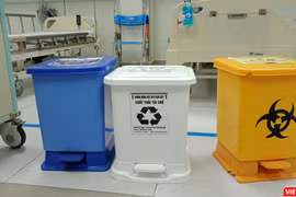 Thùng phân loại rác thải y tế tại Bệnh viện Nhi Trung ương.