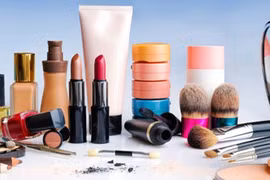 Sử dụng mỹ phẩm trôi nổi, không rõ nguồn gốc sẽ khiến chị em gặp tổn hại về sức khỏe.