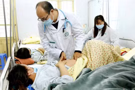 Bác sĩ của Bệnh viện Bạch Mai khám cho bệnh nhân (Ảnh minh họa)