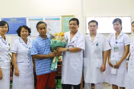 Ông Siêng Bun Thăn tặng hoa cho các bác sĩ của Bệnh viện Phổi Trung ương.