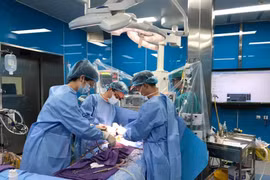 Bác sĩ của Bệnh viện phẫu thuật cứu bé N.