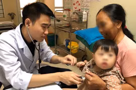 Bác sĩ của Bệnh viện E khám bệnh tại Lai Châu.