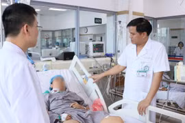 Các bác sĩ của Bệnh viện Bạch Mai điều trị cho bệnh nhân trong sự cố chạy thận tại Nghệ An.