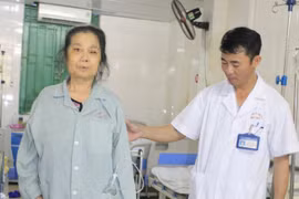 Bác sĩ của Bệnh viện E giúp nữ bệnh nhân tập đi sau khi mổ.