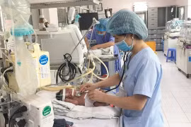 Bác sĩ Bệnh viện Nhi Trung ương điều trị tích cực cho trẻ nhỏ (Ảnh minh họa)