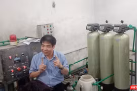 TS. Lê Thanh Hải tại căn phòng thực nghiệm khoa học về hệ thống lọc nước RO của Bệnh viện đa khoa tỉnh Hòa Bình.