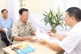 Bác sĩ khám miễn phí cho bệnh nhân (Ảnh minh họa)