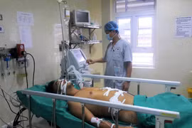 Bác sĩ theo dõi tình hình sức khỏe của bệnh nhân sau mổ