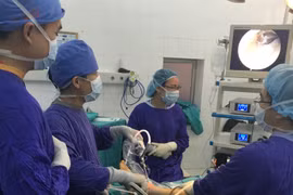 Các bác sĩ tiến hành mổ nội soi cho bệnh nhân
