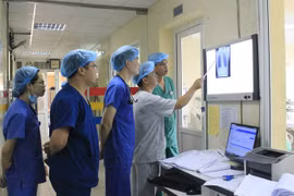 Nhóm bác sĩ của Bệnh viện E hội chẩn, đưa ra hướng điều trị tiếp theo cho nam bệnh nhân.