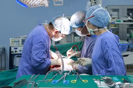 Ca phẫu thuật diễn ra trong 5 giờ đồng hồ, loại bỏ khối u kích thước "khủng" cho bệnh nhân.