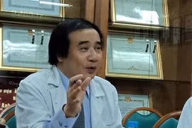 PGS.TS Nguyễn Văn Chi, Phó trưởng khoa Cấp cứu A9, Bệnh viện Bạch Mai chia sẻ về nguy cơ sức khỏe trong mùa nắng nóng chiều 23/4