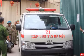 Xe cấp cứu đưa thi thể nạn nhân cuối cùng ra khỏi hiện trường.