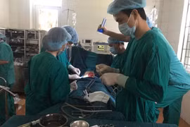 Nhóm bác sĩ của Bệnh viện phẫu thuật cho bệnh nhân