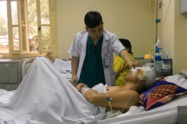 Bác sĩ của Bệnh viện chăm sóc cho bệnh nhân tai nạn sau mổ (Ảnh: BVCC)