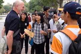 Các bạn trẻ học tiếng anh cùng người nước ngoài.