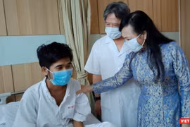 Bộ trưởng Bộ Y tế Nguyễn Thị Kim Tiến thăm các bệnh nhân ghép tạng tại Bệnh viện Hữu nghị Việt Đức.