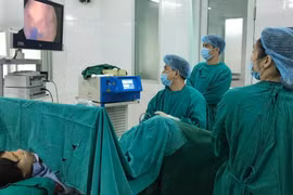 Bác sĩ của Bệnh viện đa khoa tỉnh Tuyên Quang phẫu thuật tán sỏi cho bệnh nhân.