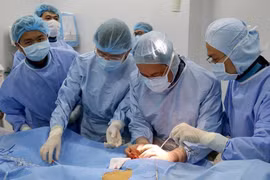 Bác sĩ của Bệnh viện quận Thủ Đức phẫu thuật đặt Stenf Graft cho bệnh nhân