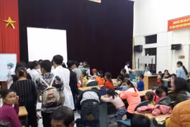 Hàng trăm trẻ được gia đình đưa đến Bệnh viện Bệnh Nhiệt đới Trung ương khám sáng 15/3