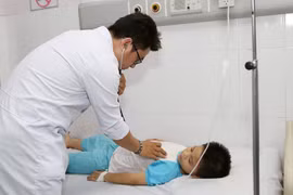 Bác sĩ chăm sóc cho bé trai nuốt nhầm dị vật (Ảnh: BVCC)