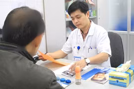 Bác sĩ của Bệnh viện thăm khám cho bệnh nhân