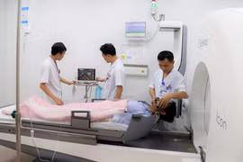 Một người bệnh có khối u não được điều trị bằng máy xạ phẫu Gamma Knife mới.