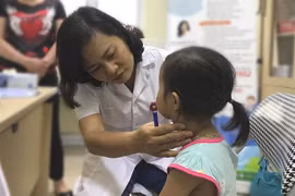 TS. Nguyễn Việt Hoa - Trưởng khoa Phẫu thuật nhi và trẻ sơ sinh thăm khám cho trẻ.